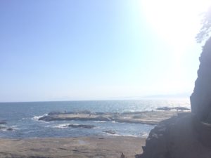 江の島岩屋前の海